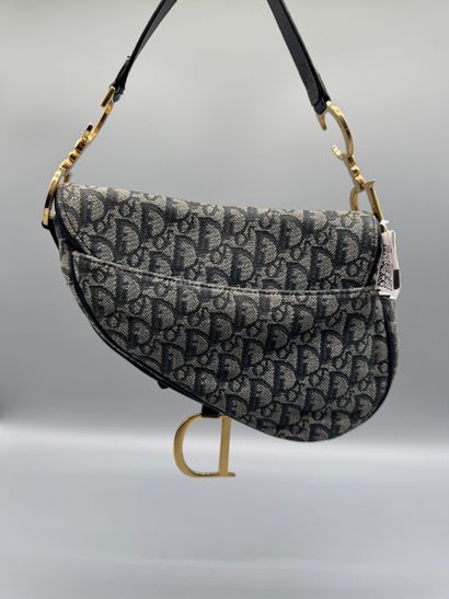 CHRISTIAN DIOR – Sac Saddle Mini
Sac Saddle...