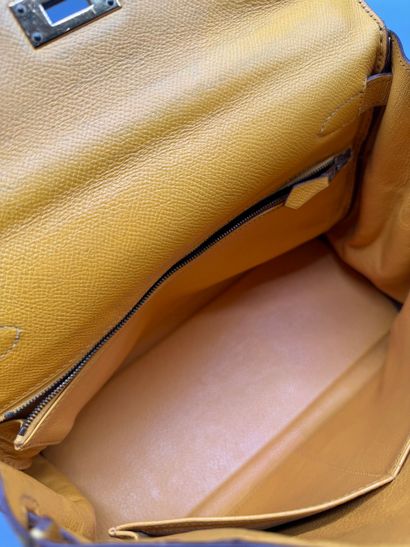 HERMÈS – Sac Kelly 28 en cuir Courchevel...