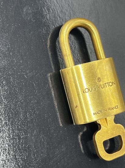 LOUIS VUITTON Cadenas et clé
Cadenas Louis...