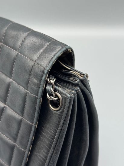 CHANEL – Sac Chocolate Bar Mademoiselle
Sac...