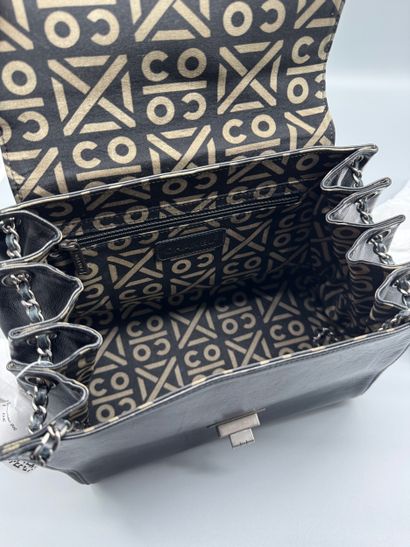 CHANEL – Sac Chocolate Bar Mademoiselle
Sac...