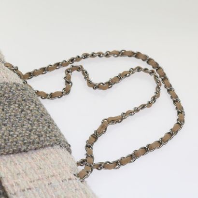 CHANEL – Sac CC Flap Satchel en tweed
Sac...