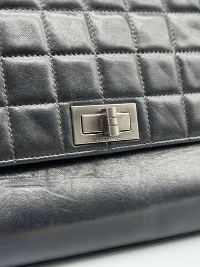 CHANEL – Sac Chocolate Bar Mademoiselle
Sac...