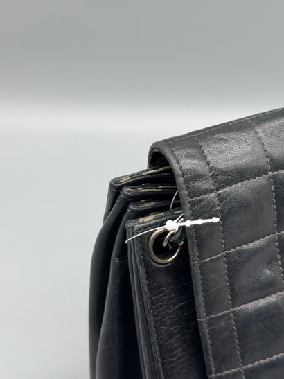 CHANEL – Sac Chocolate Bar Mademoiselle
Sac...