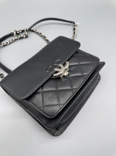 CHANEL – Sac Box Flap vintage
Sac à rabat...