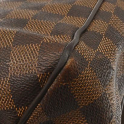 LOUIS VUITTON – Sac District Messenger MM
Sac...