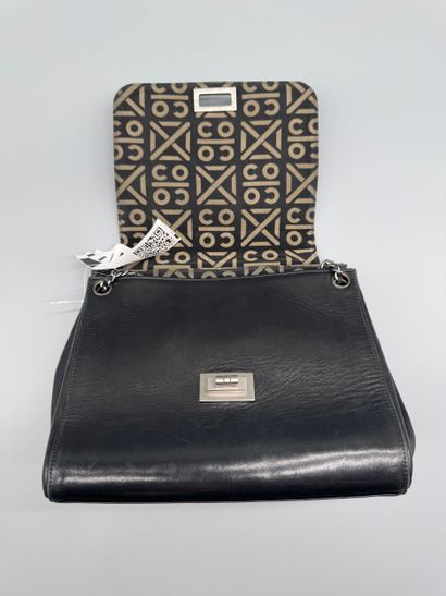 CHANEL – Sac Chocolate Bar Mademoiselle
Sac...