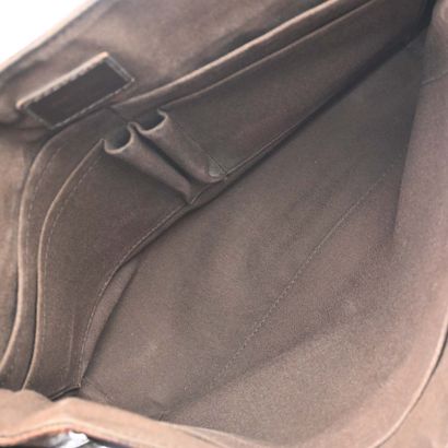 LOUIS VUITTON – Sac District Messenger MM
Sac...