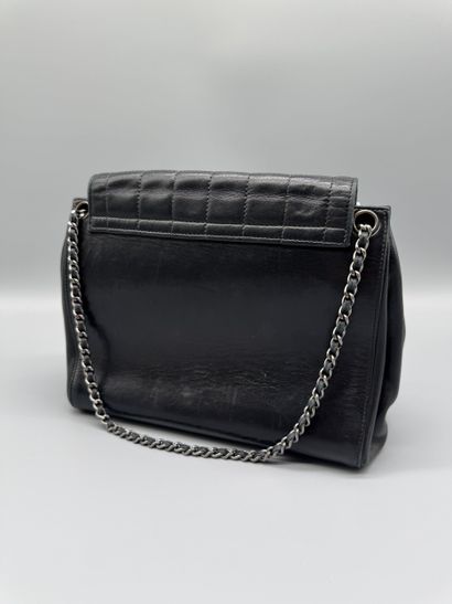 CHANEL – Sac Chocolate Bar Mademoiselle
Sac...