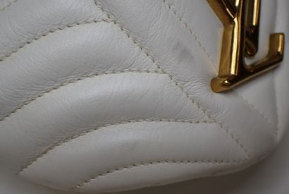 LOUIS VUITTON – Sac banane New Wave
Sac banane...