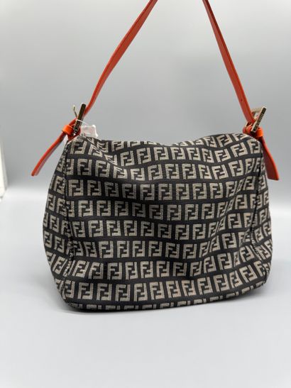FENDI – Sac Mamma Baguette Zucchino
Sac Mamma...