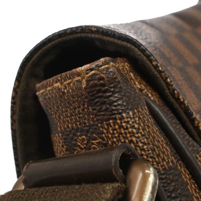 LOUIS VUITTON – Sac District Messenger MM
Sac...