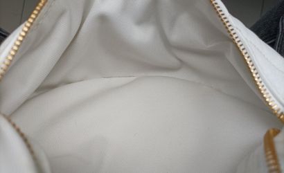 LOUIS VUITTON – Sac banane New Wave
Sac banane...