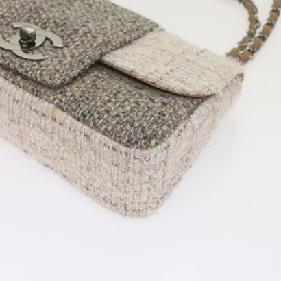CHANEL – Sac CC Flap Satchel en tweed
Sac...
