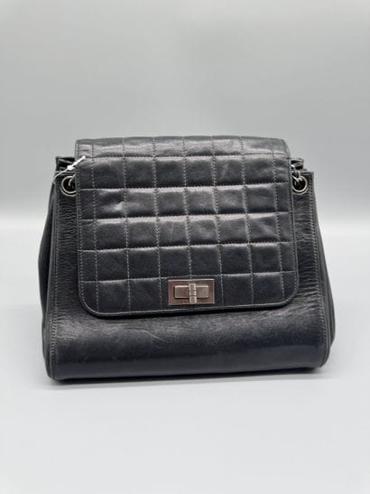 CHANEL – Sac Chocolate Bar Mademoiselle
Sac...