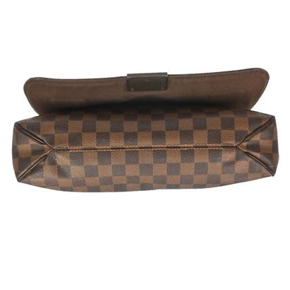 LOUIS VUITTON – Sac District Messenger MM
Sac...