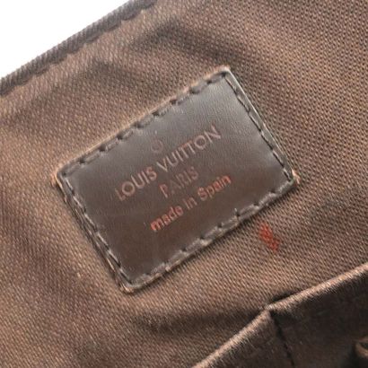 LOUIS VUITTON – Sac District Messenger MM
Sac...