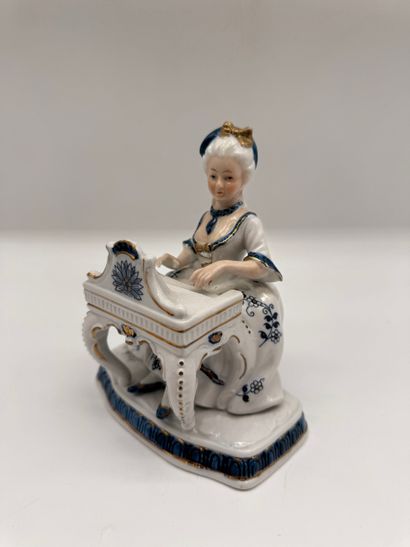 Lot de trois sujets en porcelaine - Scènes...