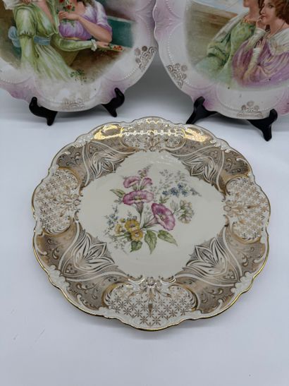 Set of three decorative porcelain plates
Set...