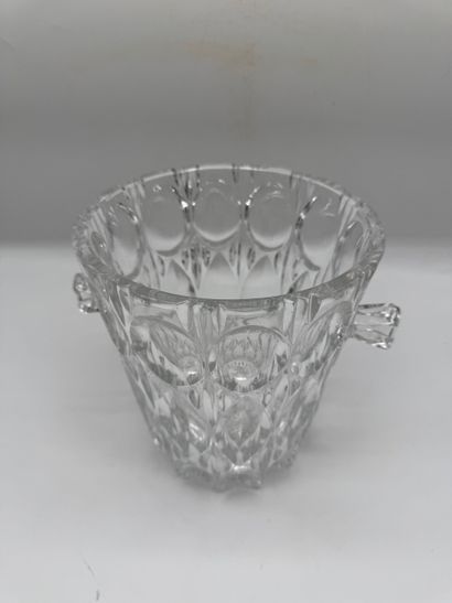 Set of decorative vases and glassware
Includes:
-...