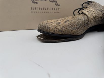 BURBERRY
Paire de chaussures en cuir à aspect...