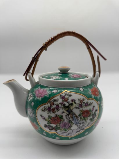JAPON XXe SIECLE
Théière en porcelaine émaillée...