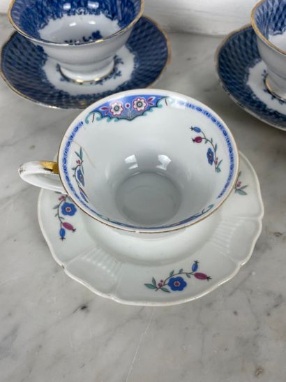 Ensemble de cinq tasses et sous-tasses en...