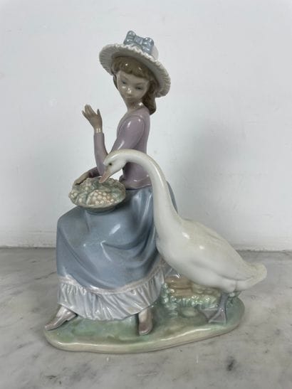 Lladró, « Jeune fille et oie au panier »,...