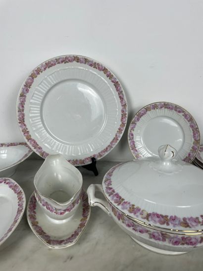 Fraureuth Rose-decorated porcelain service
White...