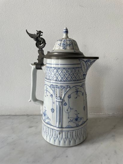 Verseuse couverte en porcelaine à décor bleu...