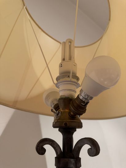 Lampadaire en fer forgé - XXe siècle
Lampadaire...