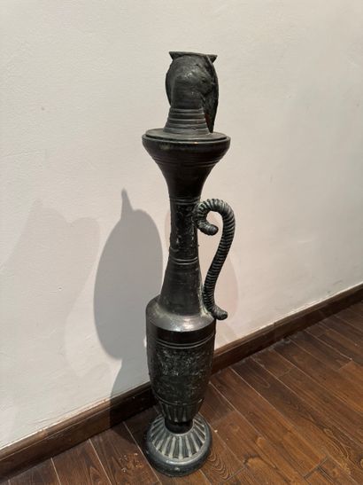 Colonne décorative égyptisante avec tête...
