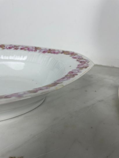 Fraureuth Rose-decorated porcelain service
White...