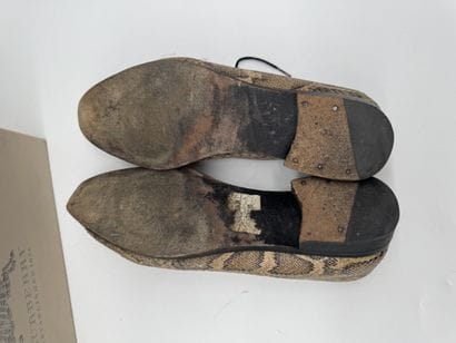 BURBERRY
Paire de chaussures en cuir à aspect...