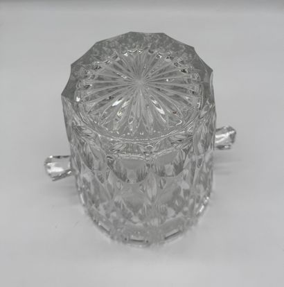 Set of decorative vases and glassware
Includes:
-...