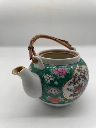 JAPON XXe SIECLE
Théière en porcelaine émaillée...