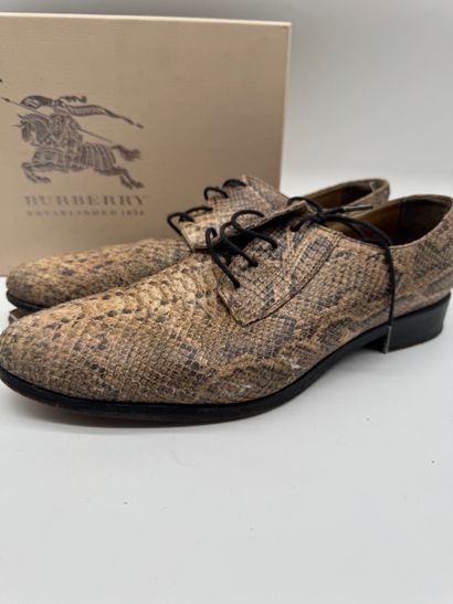 BURBERRY
Paire de chaussures en cuir à aspect...