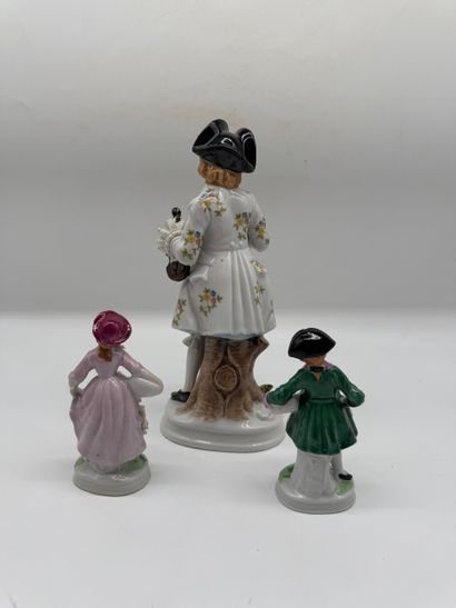 Lot de figurines en porcelaine polychrome,...