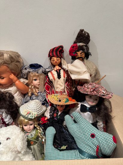 Box of Collectible Dolls - 20th Century
Set...
