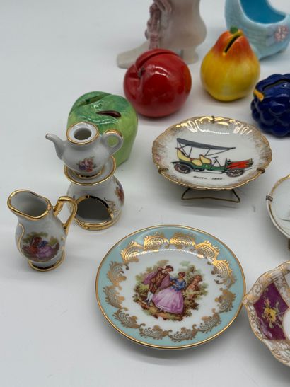 Set of decorative porcelain and ceramic miniatures
Large...