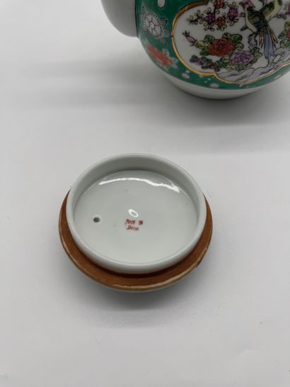 JAPON XXe SIECLE
Théière en porcelaine émaillée...