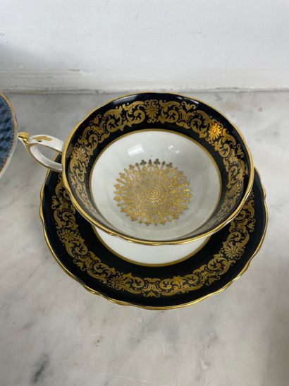 Ensemble de cinq tasses et sous-tasses en...