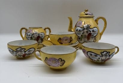 Service à thé asiatique en porcelaine à fond...