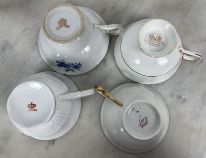 Ensemble de cinq tasses et sous-tasses en...