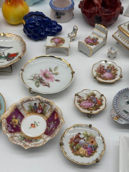 Set of decorative porcelain and ceramic miniatures
Large...