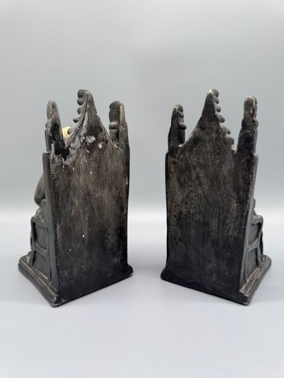 Pair of religious Gothic-style plaster bookends
Chip...