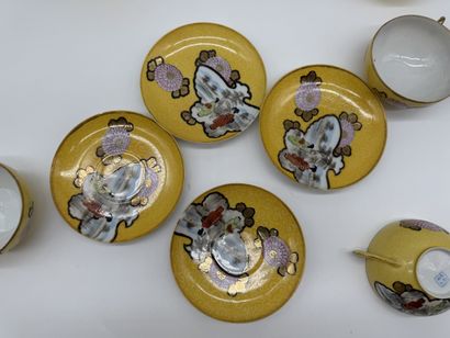 Service à thé asiatique en porcelaine à fond...