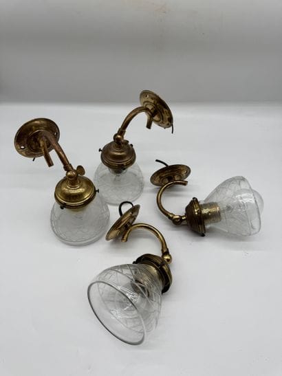 SUITE DE QUATRE APPLIQUES ART DECO CIRCA...