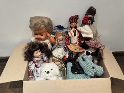 Box of Collectible Dolls - 20th Century
Set...