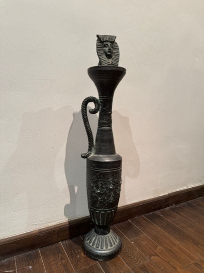 Colonne décorative égyptisante avec tête...